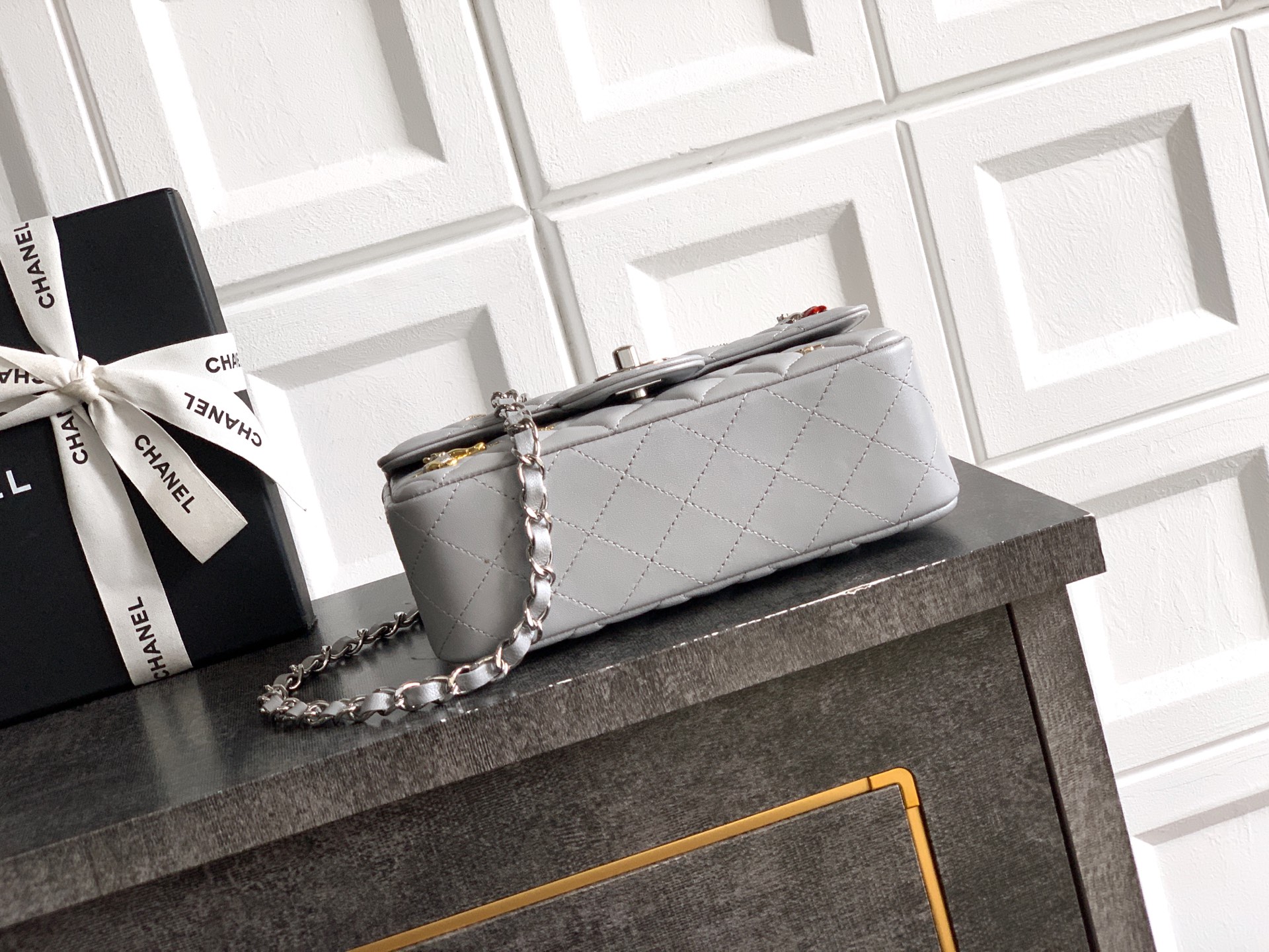 [Chanel] 샤넬 26S CF 배지 클래식 플랩백 숄더백 가방 - 배틀 그레이 20cm