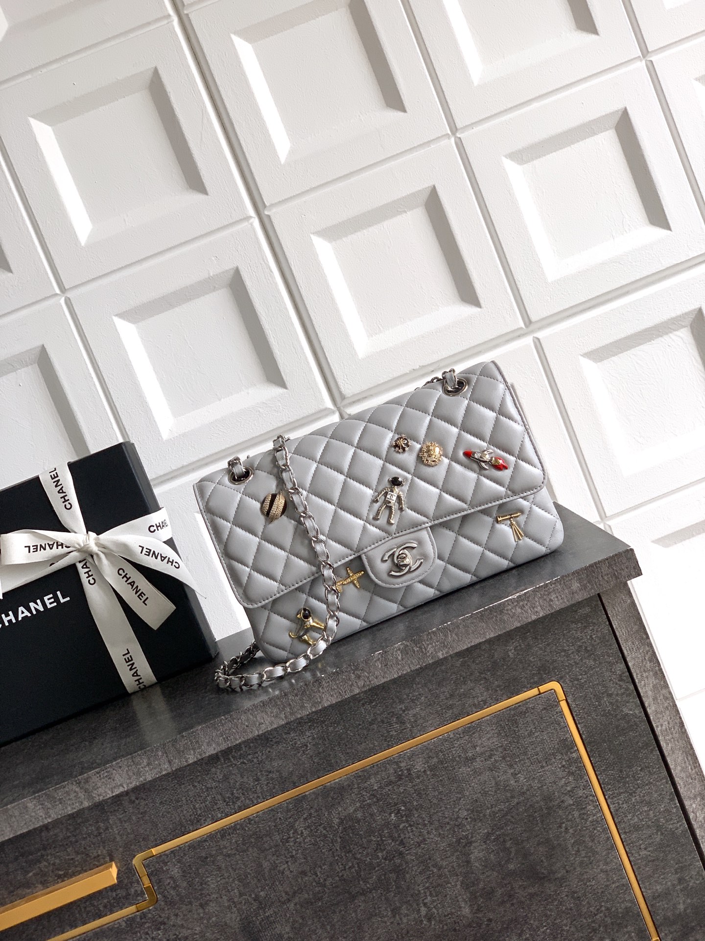 [Chanel] 샤넬 26S CF 배지 클래식 플랩백 숄더백 가방 - 배틀 그레이 25cm