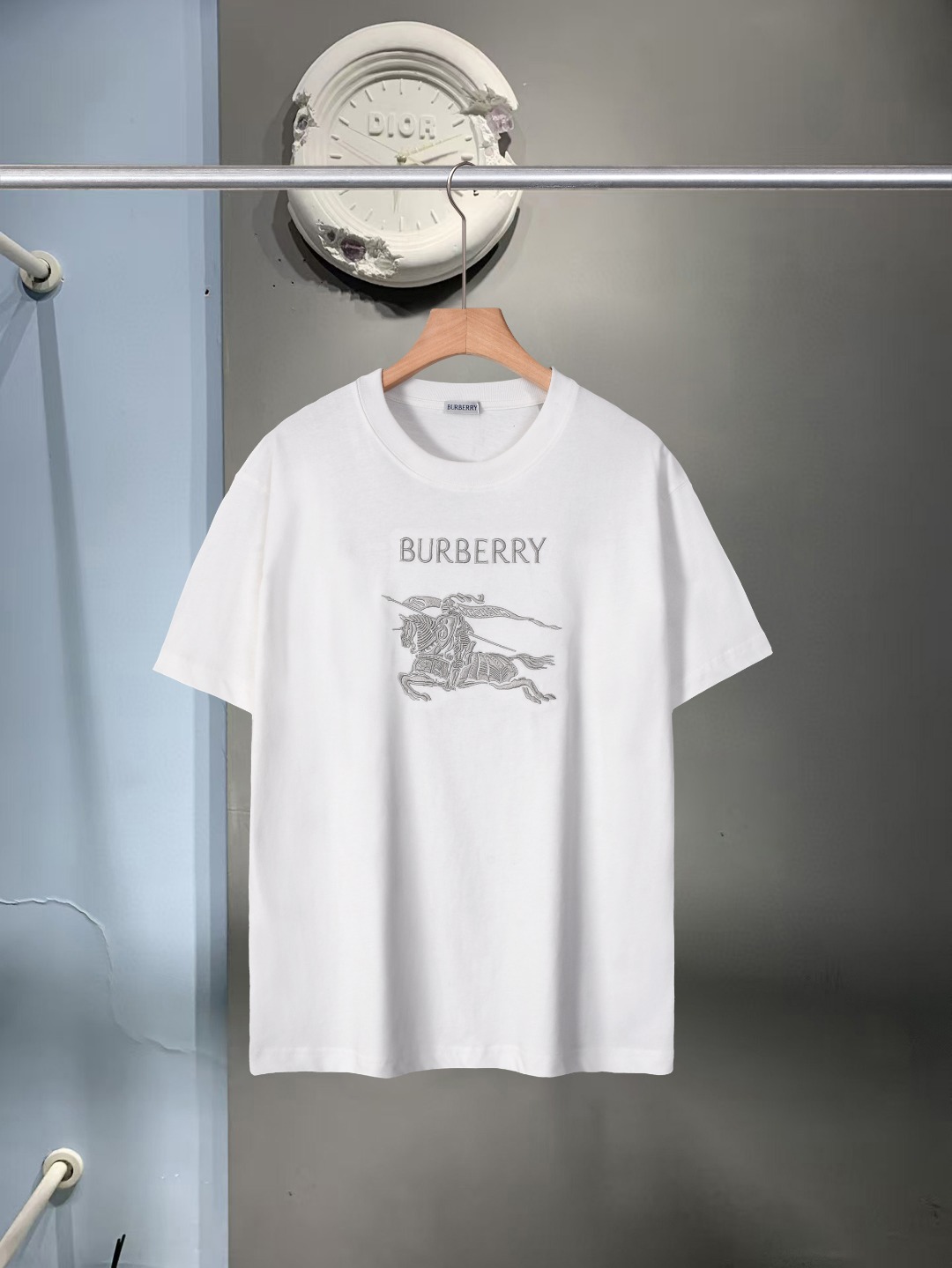 버버리(BURBERRY) 자수 라운드 반팔 티셔츠 의류