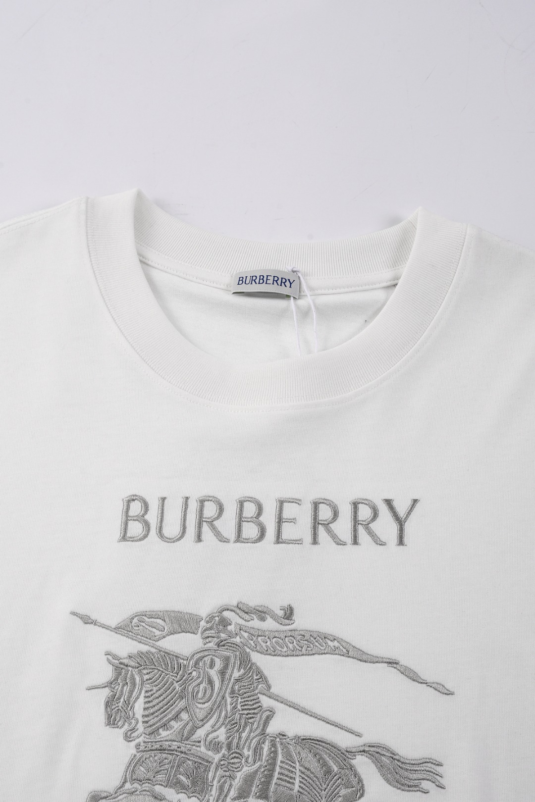 버버리(BURBERRY) 자수 라운드 반팔 티셔츠 의류
