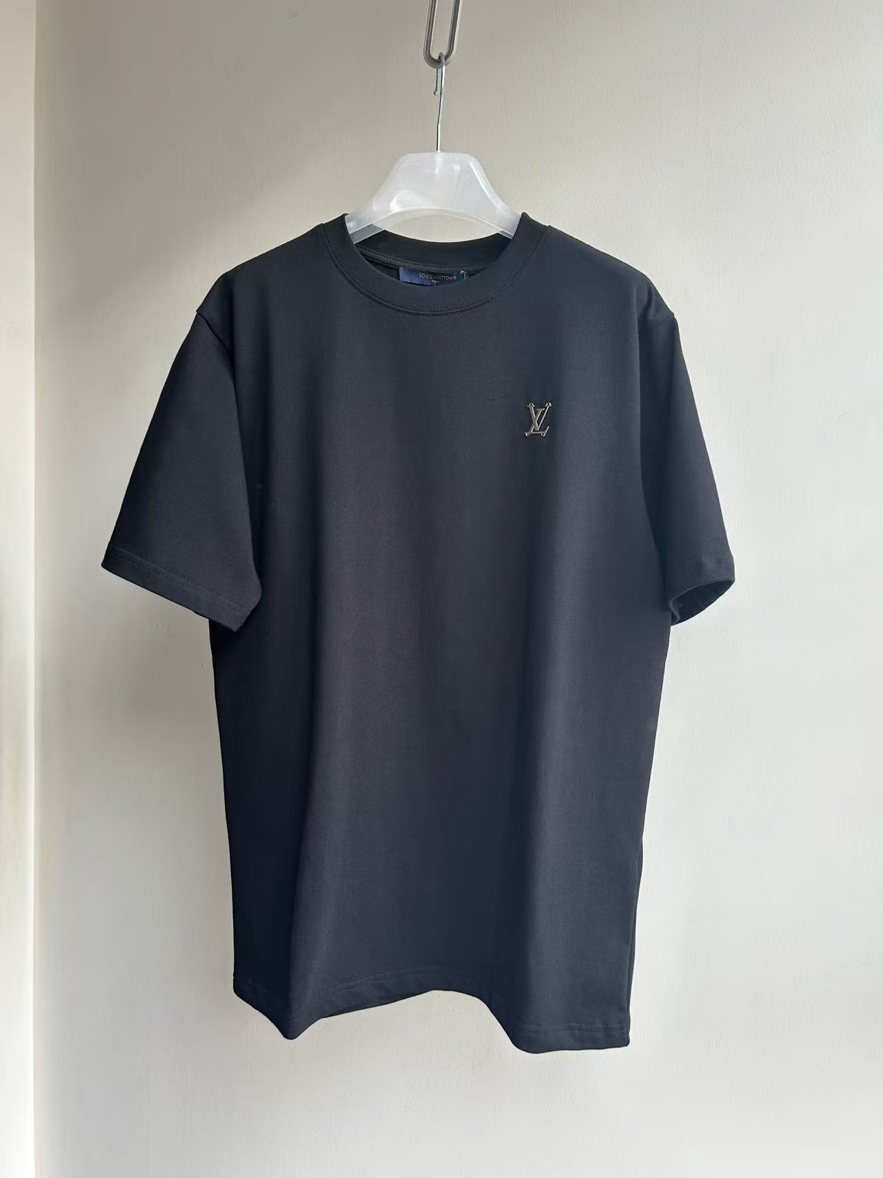루이비통(LV) 메탈 포인트 라운드 반팔 티셔츠 의류