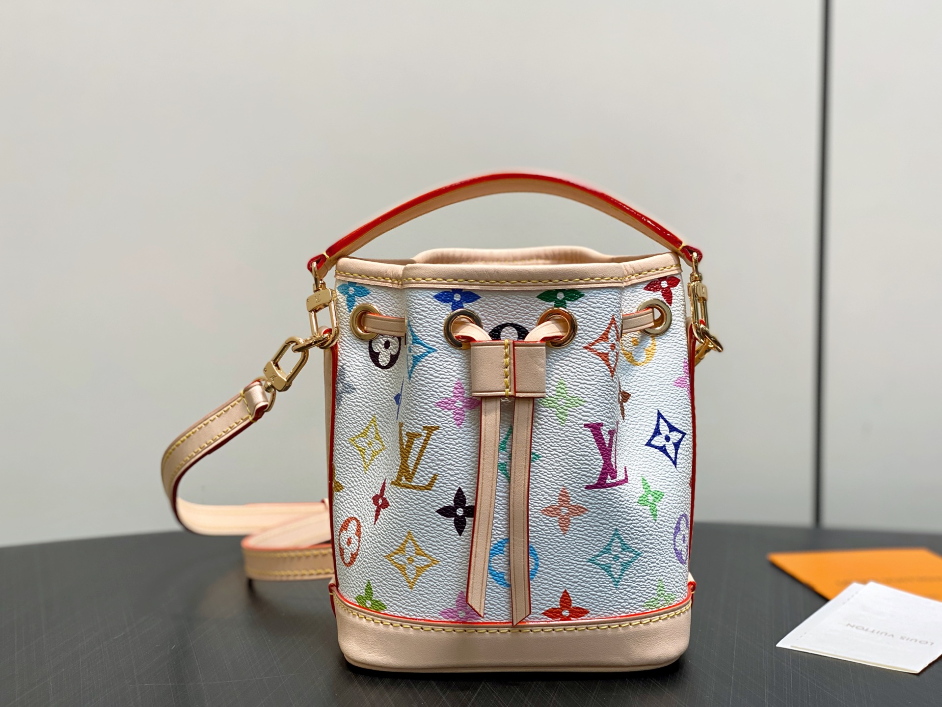 [Louis Vuitton] LV 루이비통 x 무라카미 다카시 리에디션 나노 노에(Nano Noé) - 화이트 멀티컬러 버킷백 가방