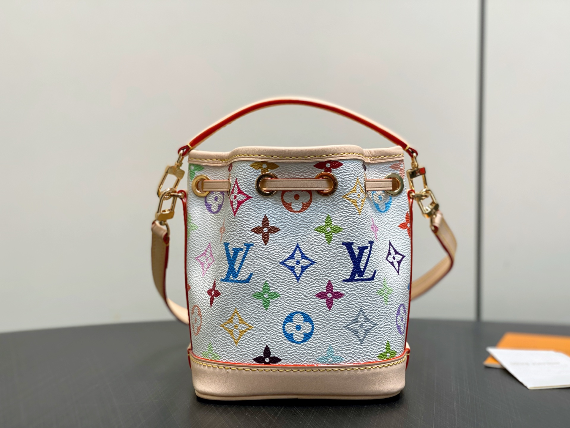 [Louis Vuitton] LV 루이비통 x 무라카미 다카시 리에디션 나노 노에(Nano Noé) - 화이트 멀티컬러 버킷백 가방