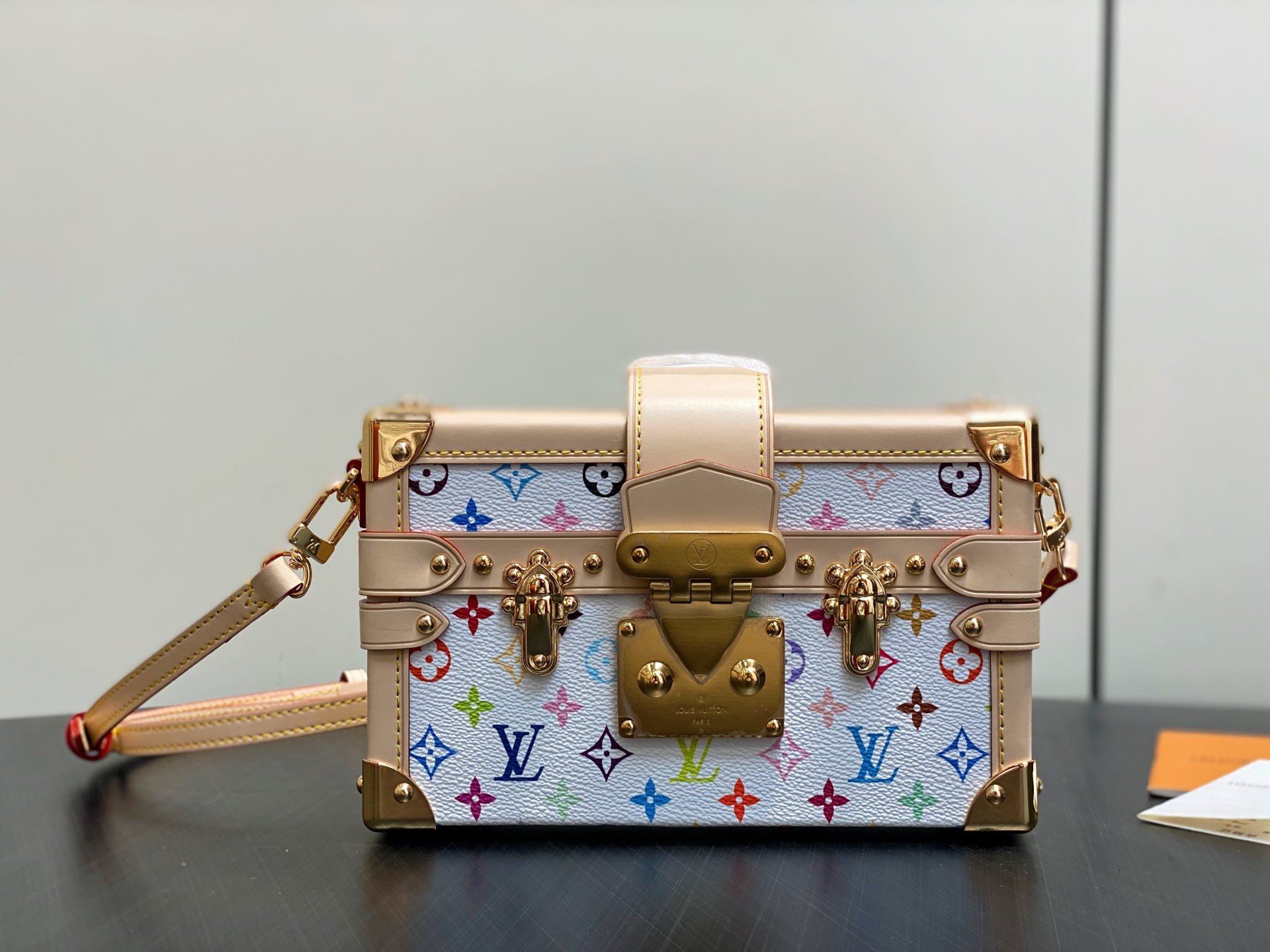 [Louis Vuitton] LV 루이비통 x 무라카미 다카시 리에디션 쁘띠 말(Petite Malle) - 화이트 멀티컬러 트렁크백 가방