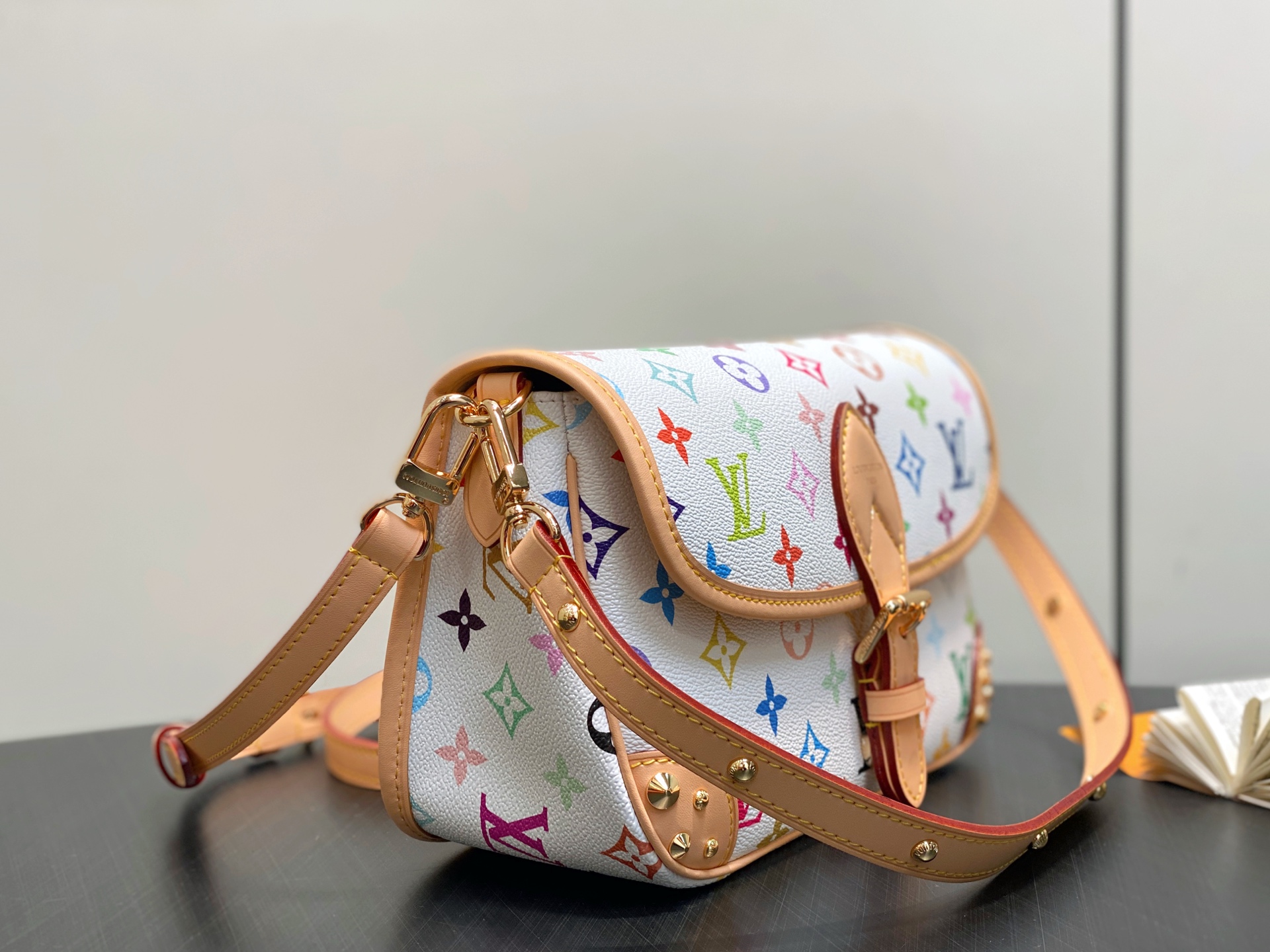 [Louis Vuitton] LV 루이비통 x 무라카미 다카시 리에디션 다이앤(Diane) - 화이트 멀티컬러 숄더백 크로스백 가방