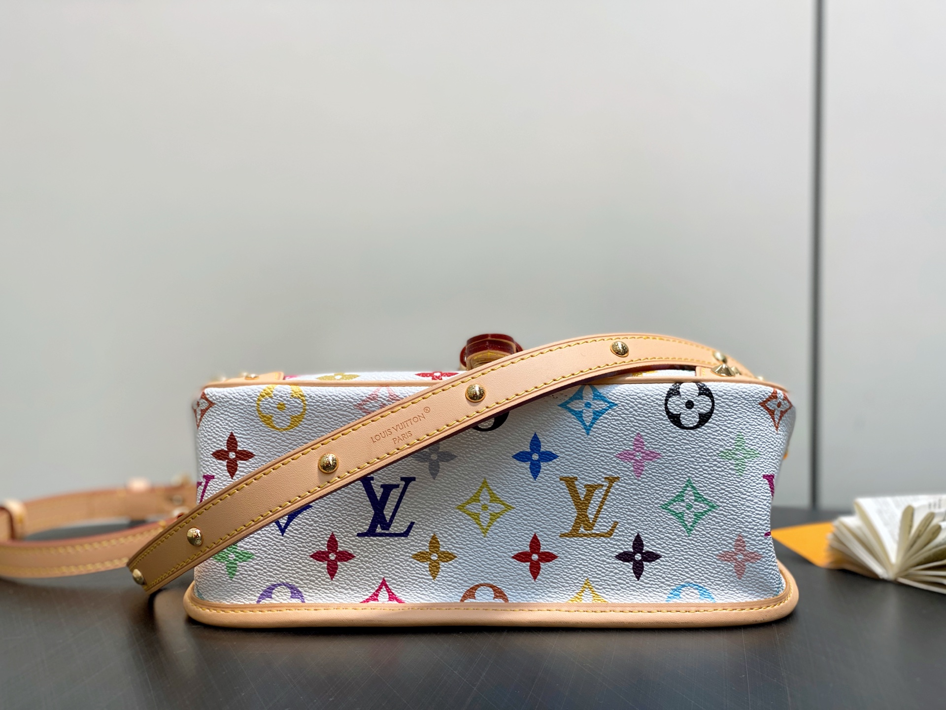[Louis Vuitton] LV 루이비통 x 무라카미 다카시 리에디션 다이앤(Diane) - 화이트 멀티컬러 숄더백 크로스백 가방