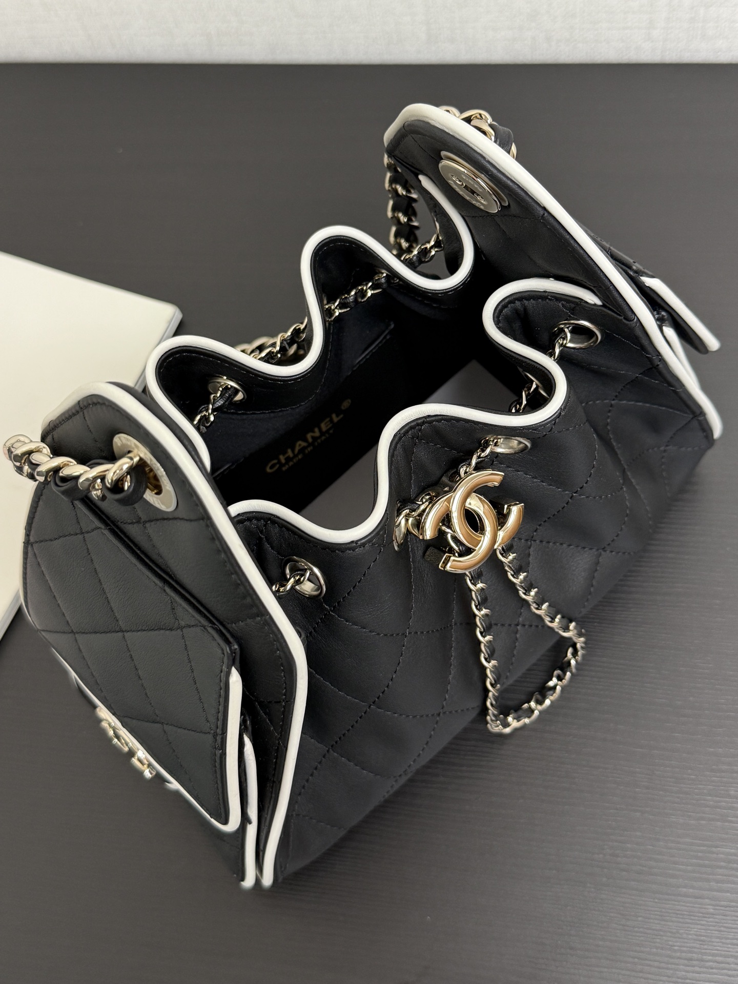 [Chanel] 샤넬 26S 드로스트링 버킷백 호보백 미니 가방 - 블랙 은장/빈티지 금장