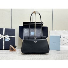[Prada] 프라다 2026 런웨이 쇼 핸드백 숄더백 가방 (1BA495)