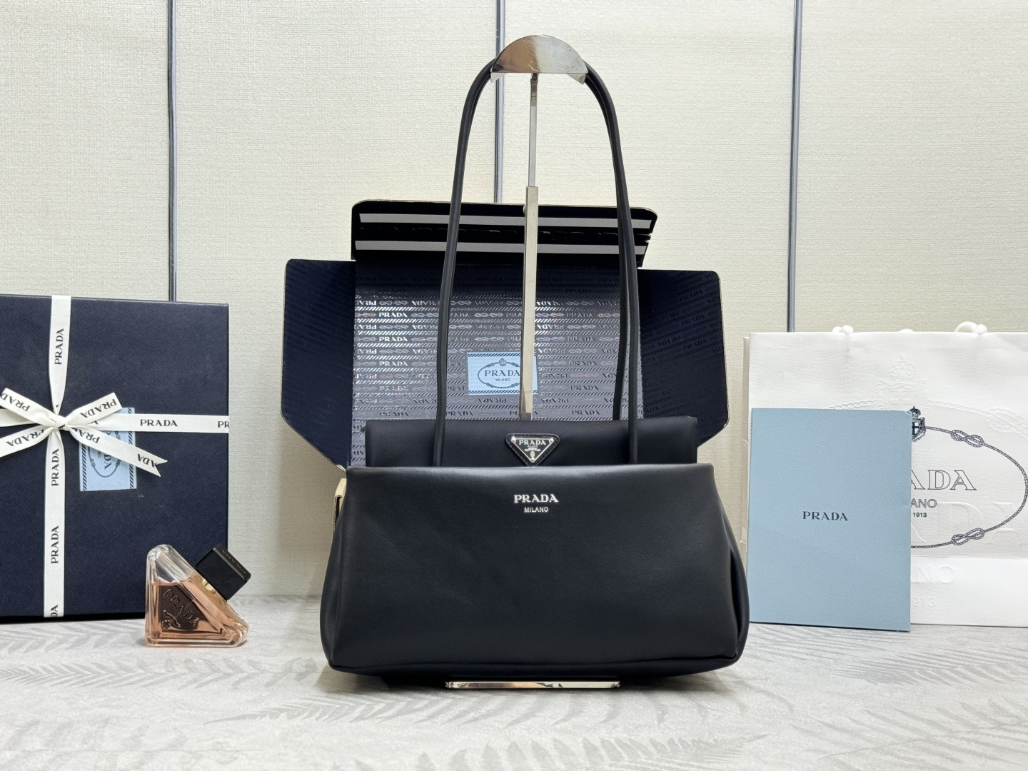 [Prada] 프라다 2026 런웨이 쇼 핸드백 숄더백 가방 (1BA495)