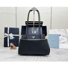 [Prada] 프라다 2026 런웨이 쇼 핸드백 숄더백 가방 (1BA495)