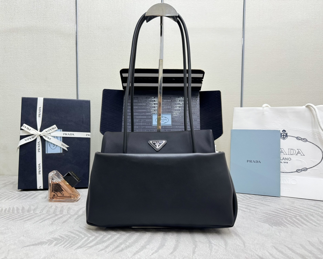 [Prada] 프라다 2026 런웨이 쇼 핸드백 숄더백 가방 (1BA495)