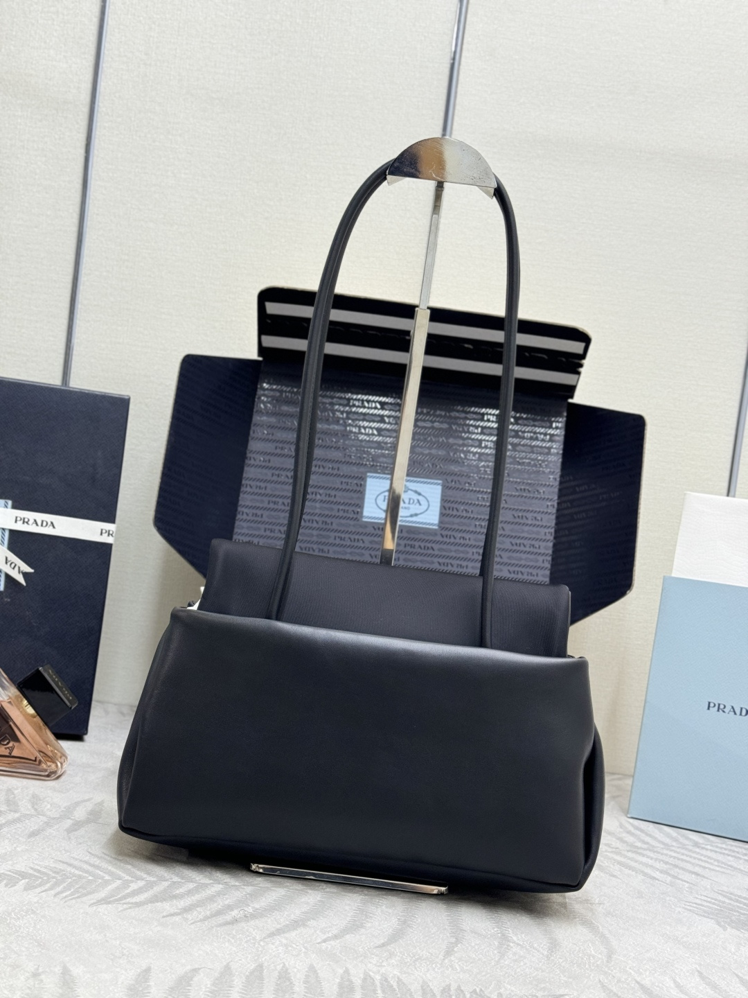 [Prada] 프라다 2026 런웨이 쇼 핸드백 숄더백 가방 (1BA495)