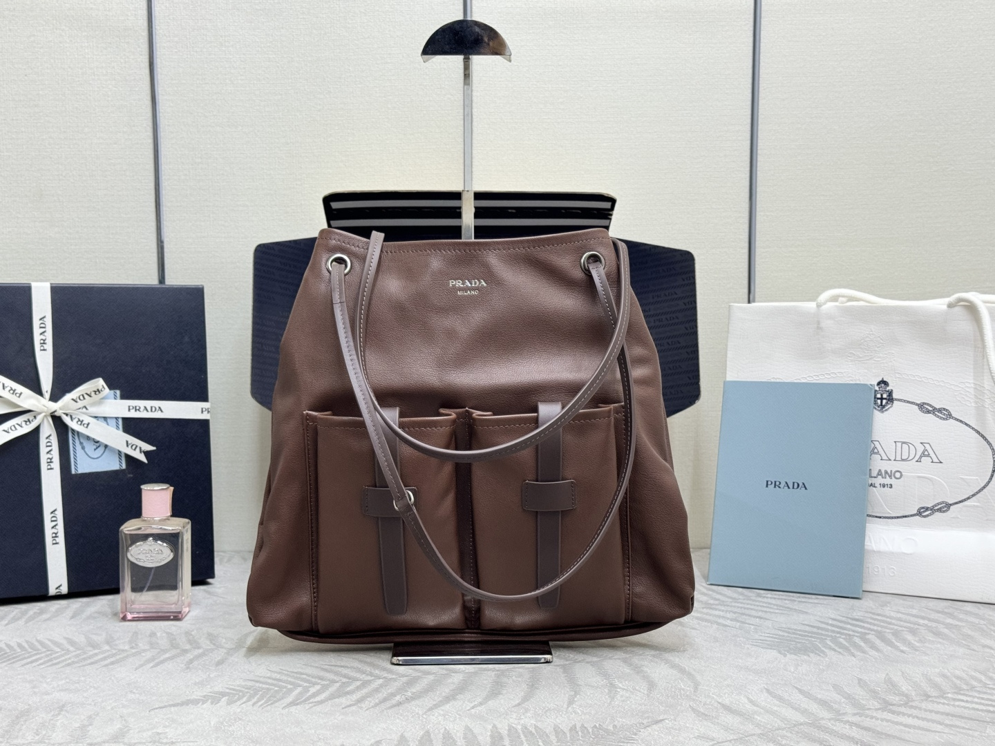 [Prada] 프라다 2026 신상 스티치 버클 카프스킨 토트백 가방 (1BC293)