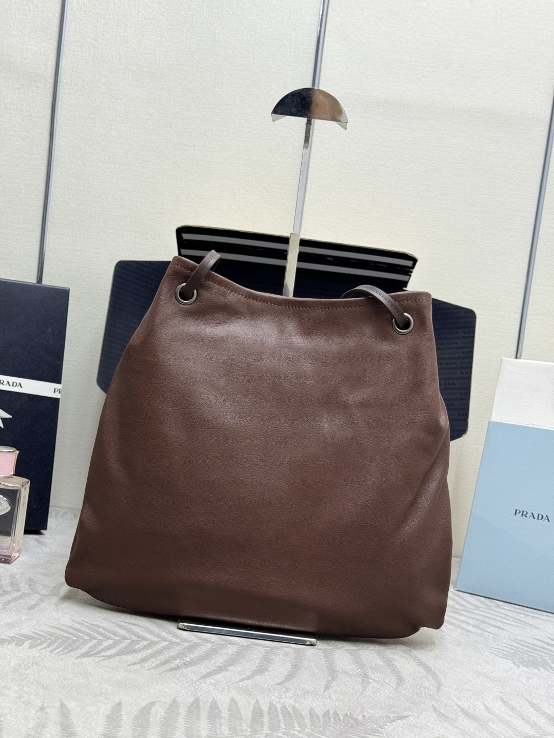 [Prada] 프라다 2026 신상 스티치 버클 카프스킨 토트백 가방 (1BC293)