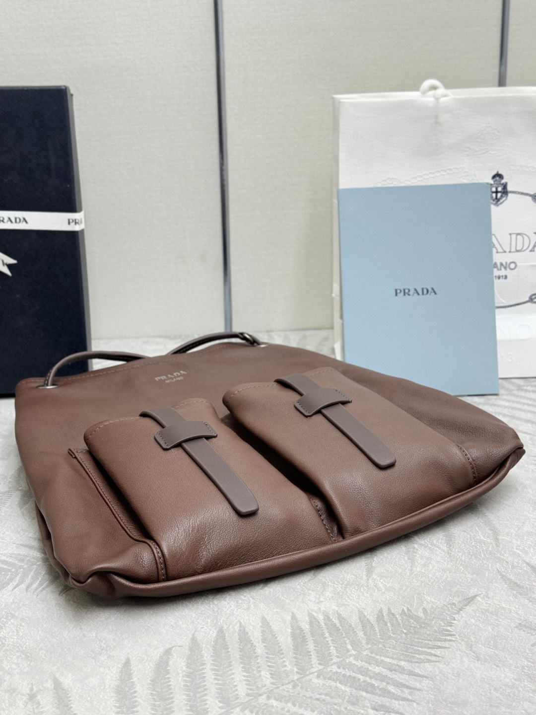 [Prada] 프라다 2026 신상 스티치 버클 카프스킨 토트백 가방 (1BC293)