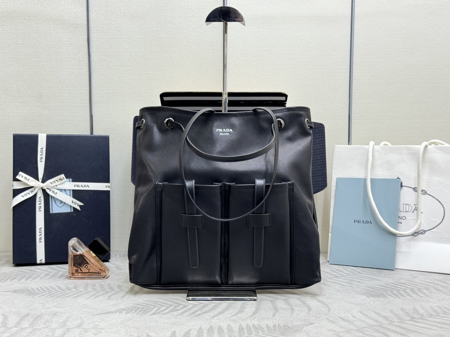 [Prada] 프라다 2026 신상 스티치 버클 카프스킨 토트백 가방 (1BC293)