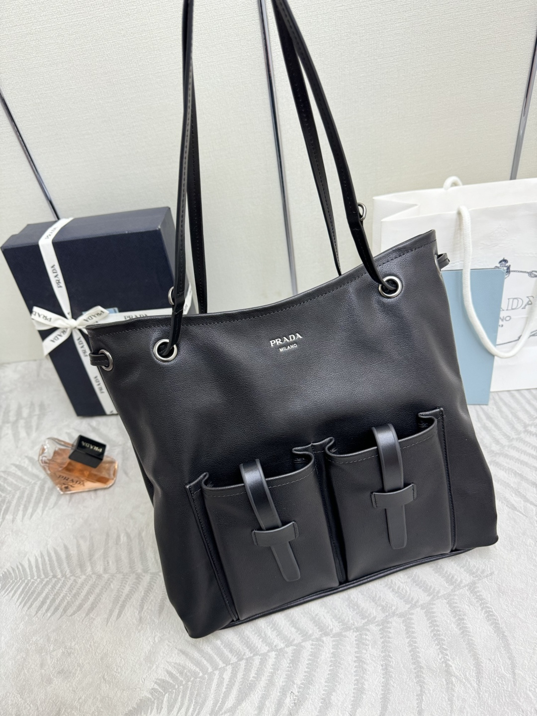 [Prada] 프라다 2026 신상 스티치 버클 카프스킨 토트백 가방 (1BC293)