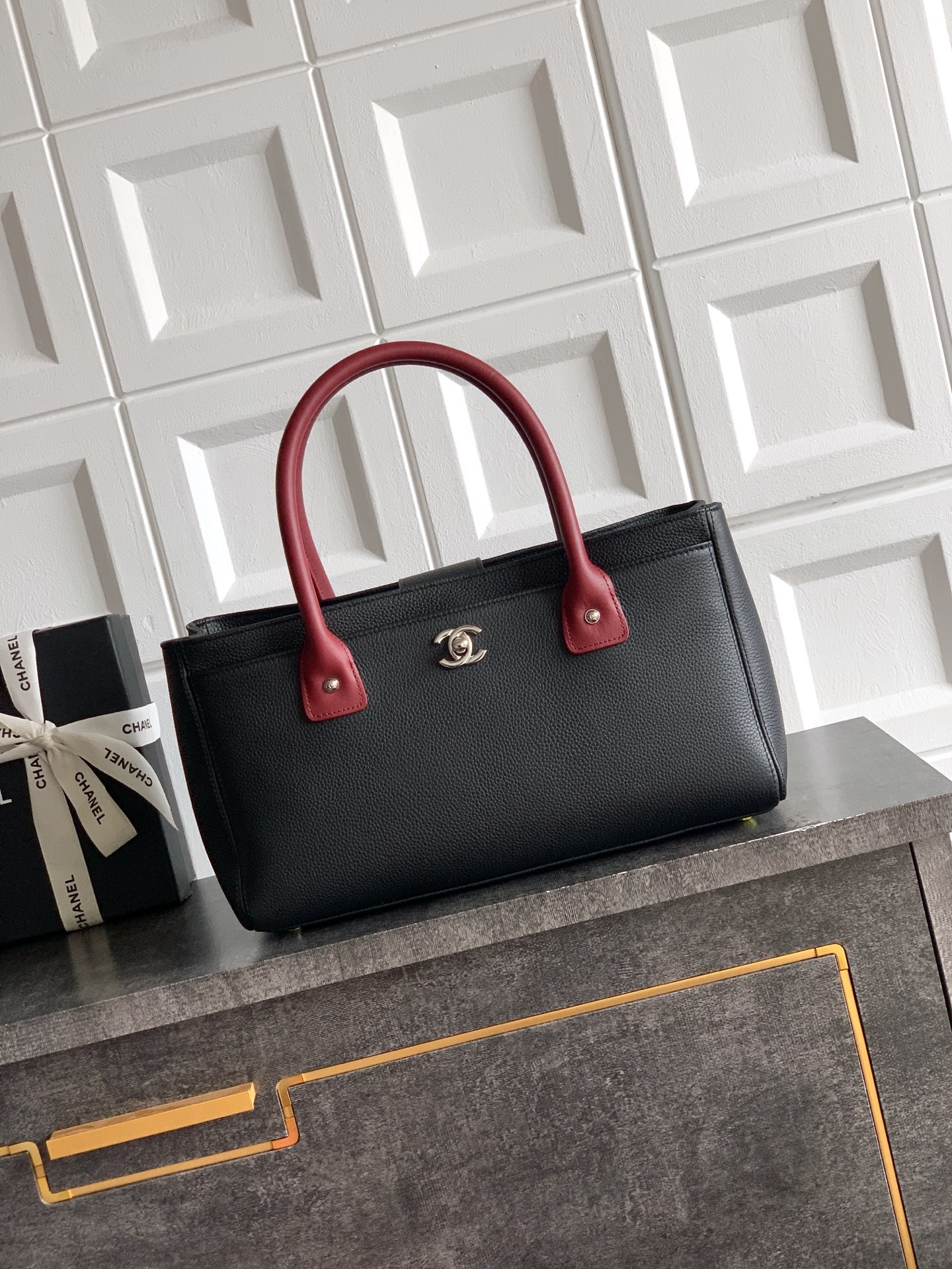 [Chanel] 샤넬 서프(Cerf) 토트백 가방 - 블랙 & 버건디 핸들 (은장) 스몰