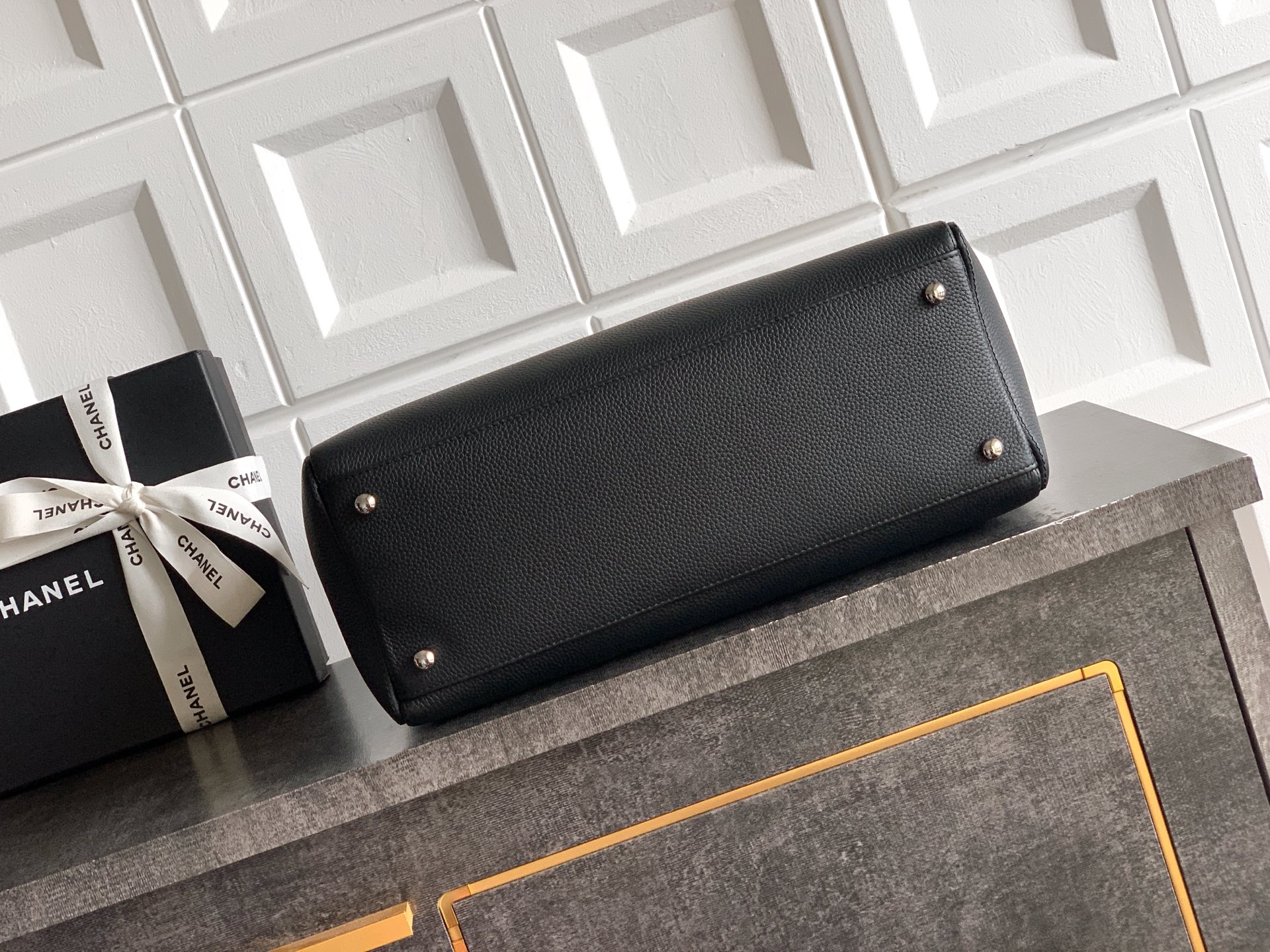 [Chanel] 샤넬 서프(Cerf) 토트백 가방 - 블랙 & 버건디 핸들 (은장) 스몰