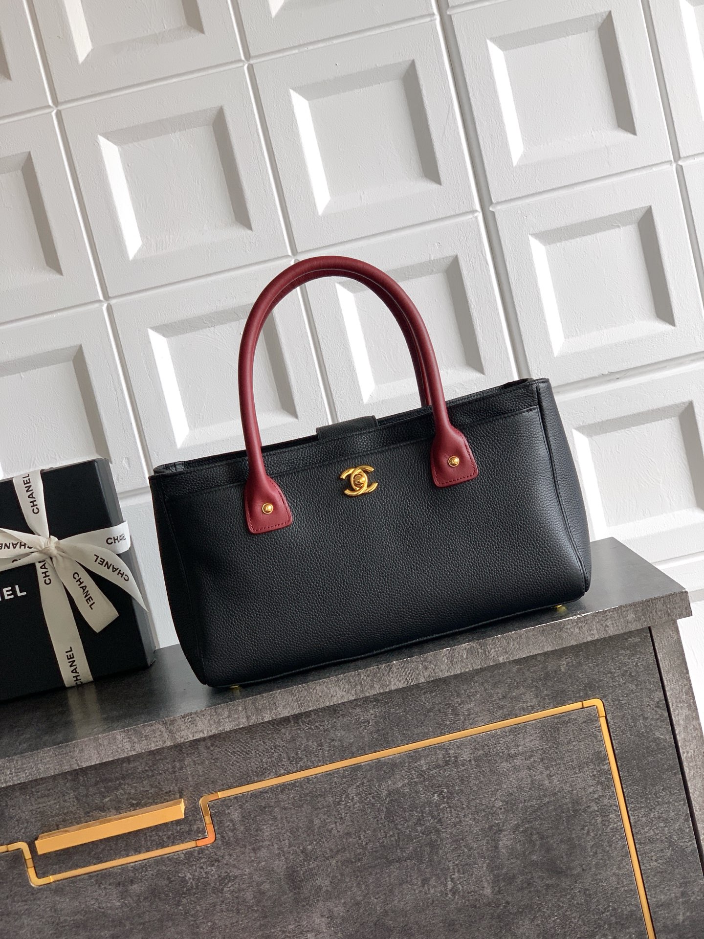[Chanel] 샤넬 서프(Cerf) 토트백 가방 - 블랙 & 버건디 핸들 (금장) 스몰