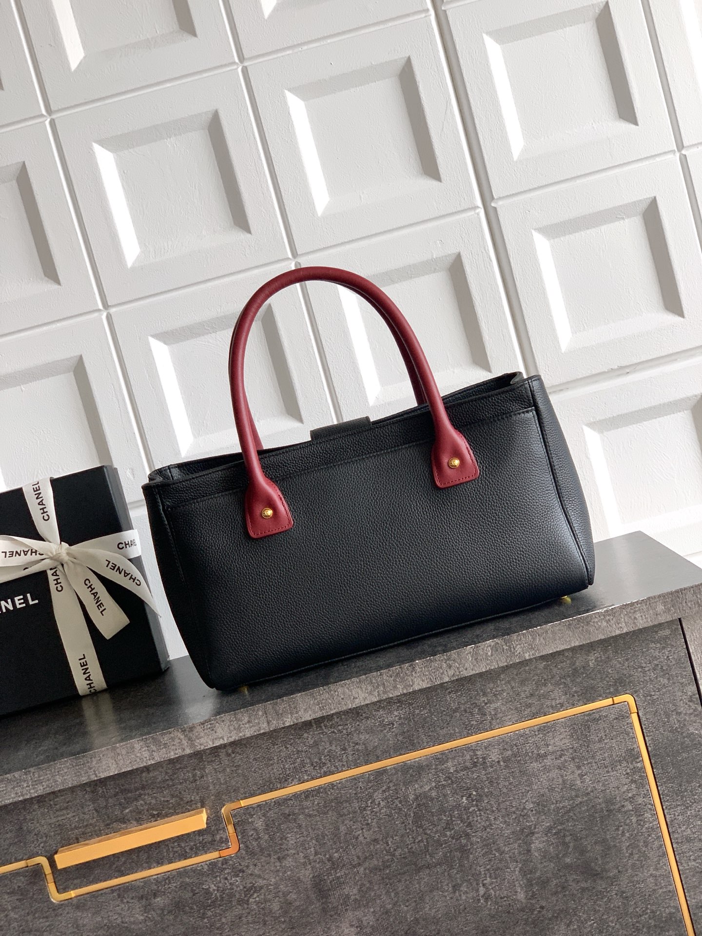 [Chanel] 샤넬 서프(Cerf) 토트백 가방 - 블랙 & 버건디 핸들 (금장) 스몰
