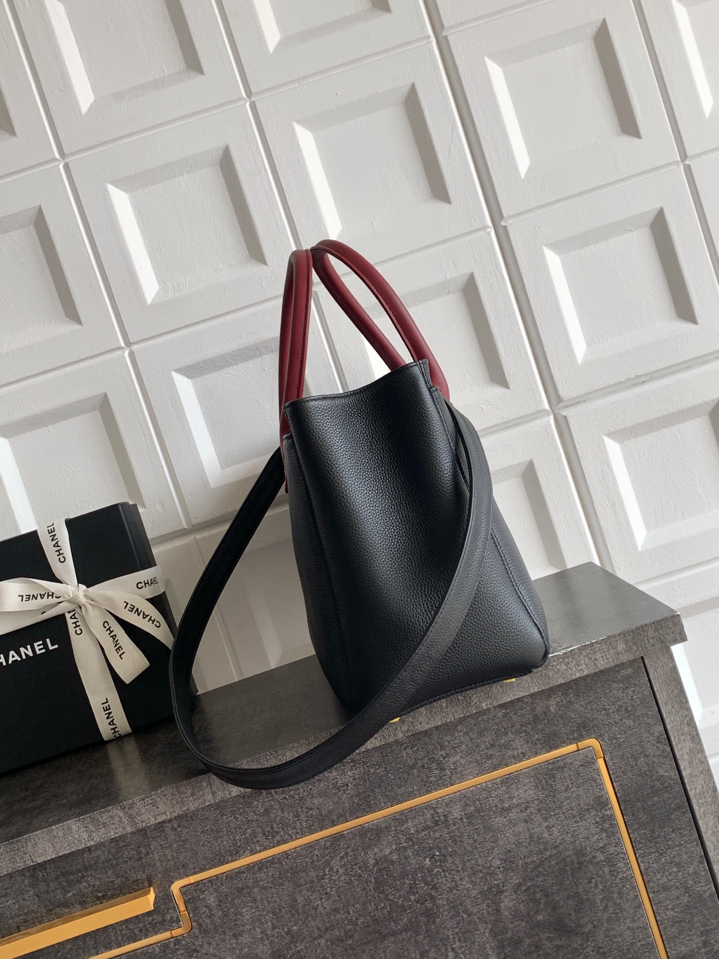 [Chanel] 샤넬 서프(Cerf) 토트백 가방 - 블랙 & 버건디 핸들 (금장) 미디움