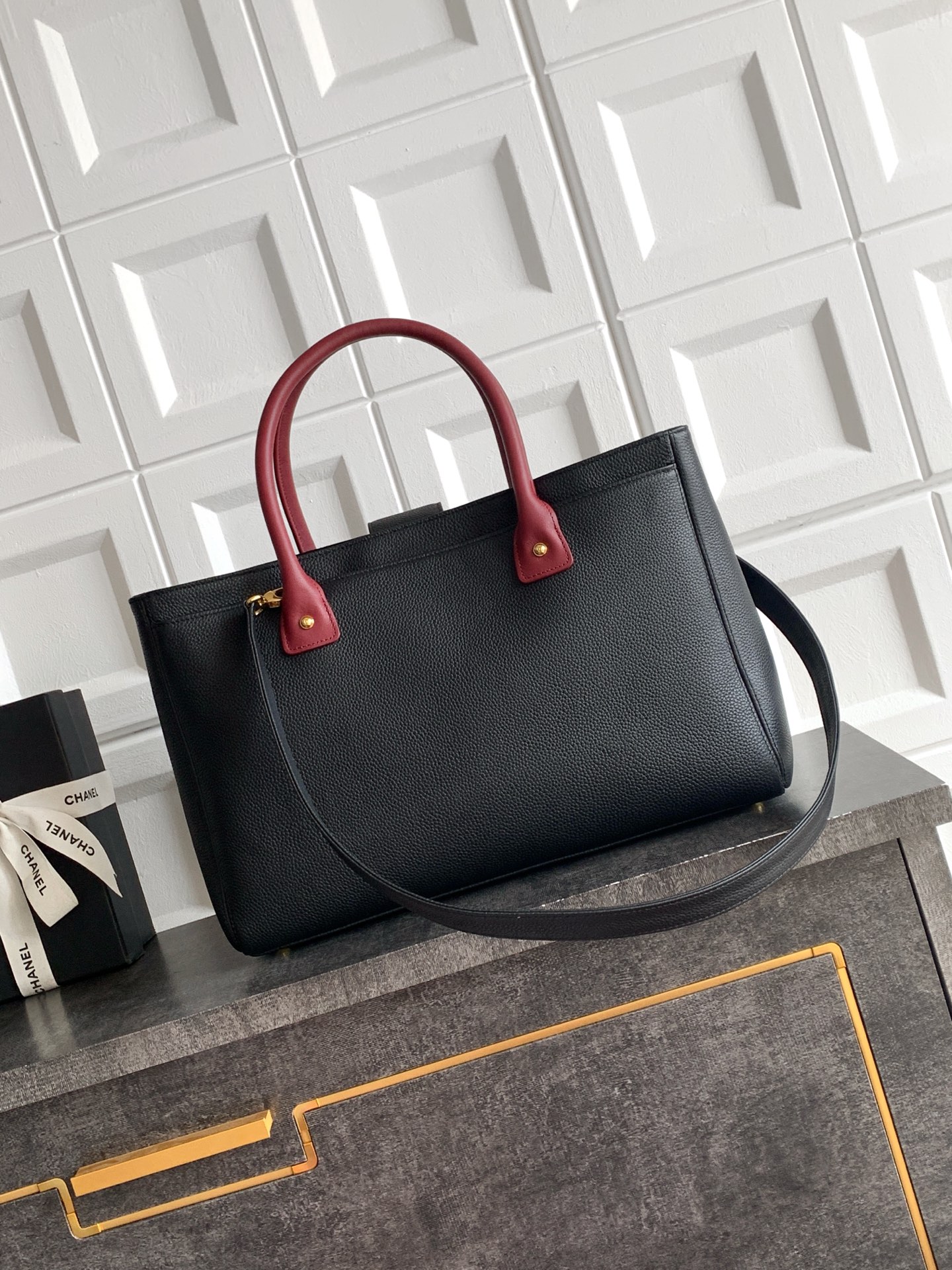 [Chanel] 샤넬 서프(Cerf) 토트백 가방 - 블랙 & 버건디 핸들 (금장) 미디움
