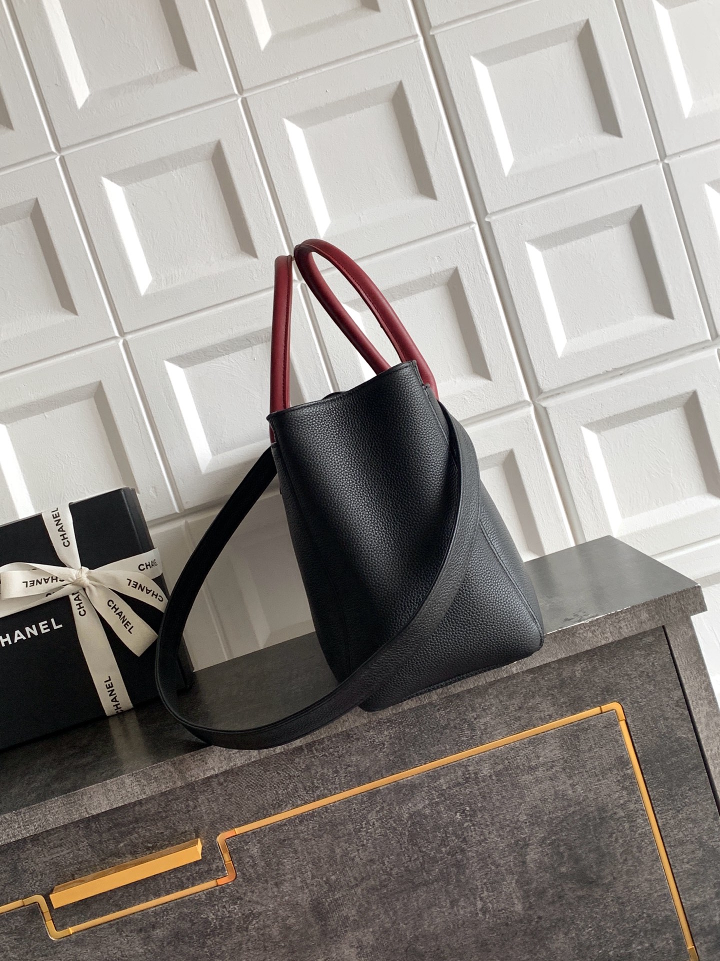 [Chanel] 샤넬 서프(Cerf) 토트백 가방 - 블랙 & 버건디 핸들 (은장) 미디움