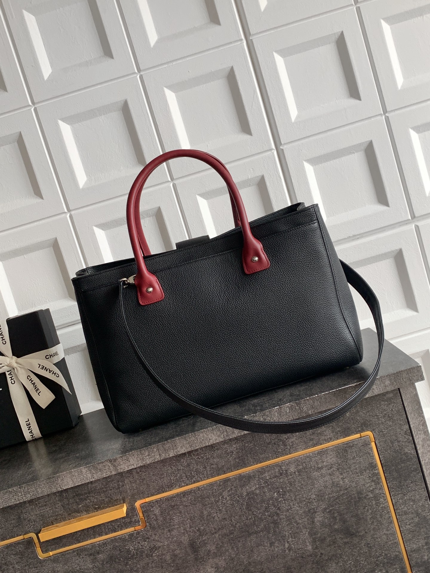 [Chanel] 샤넬 서프(Cerf) 토트백 가방 - 블랙 & 버건디 핸들 (은장) 미디움