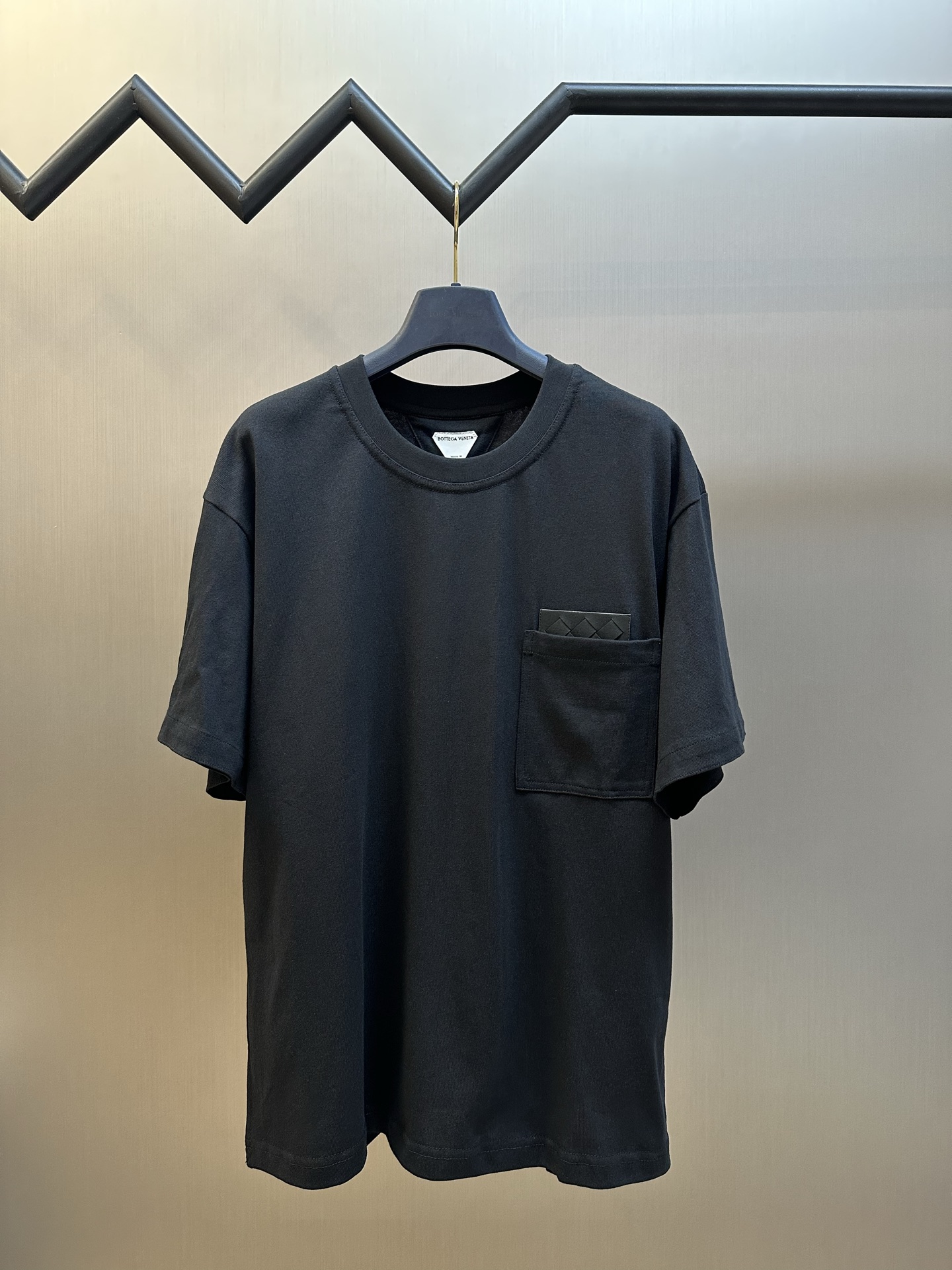 보테가 베네타(BOTTEGA VENETA) 가죽 패치 포켓 반팔 티셔츠 의류