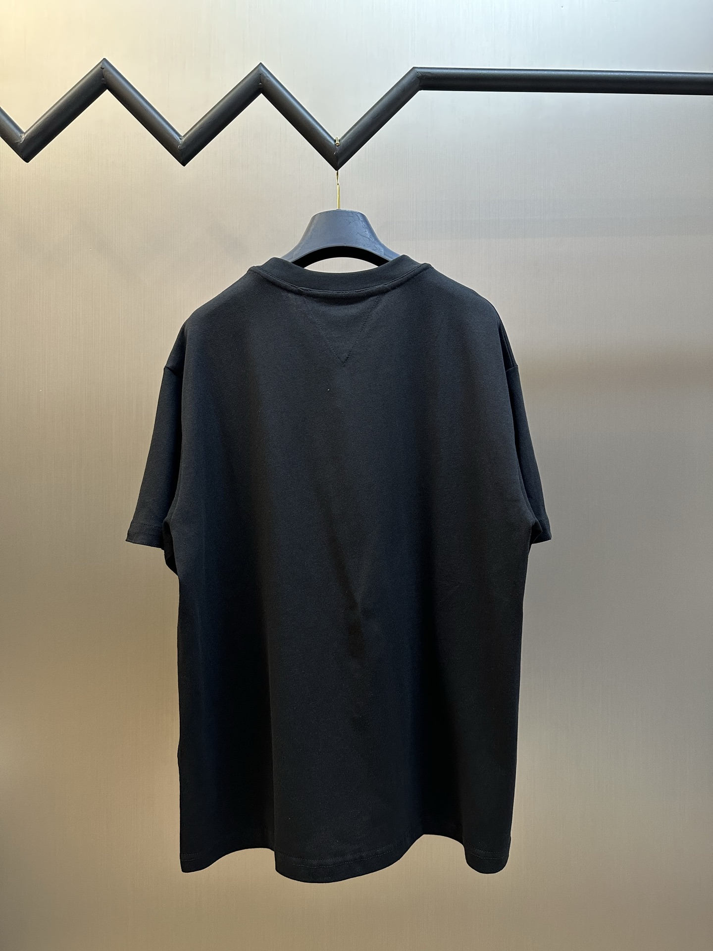 보테가 베네타(BOTTEGA VENETA) 가죽 패치 포켓 반팔 티셔츠 의류