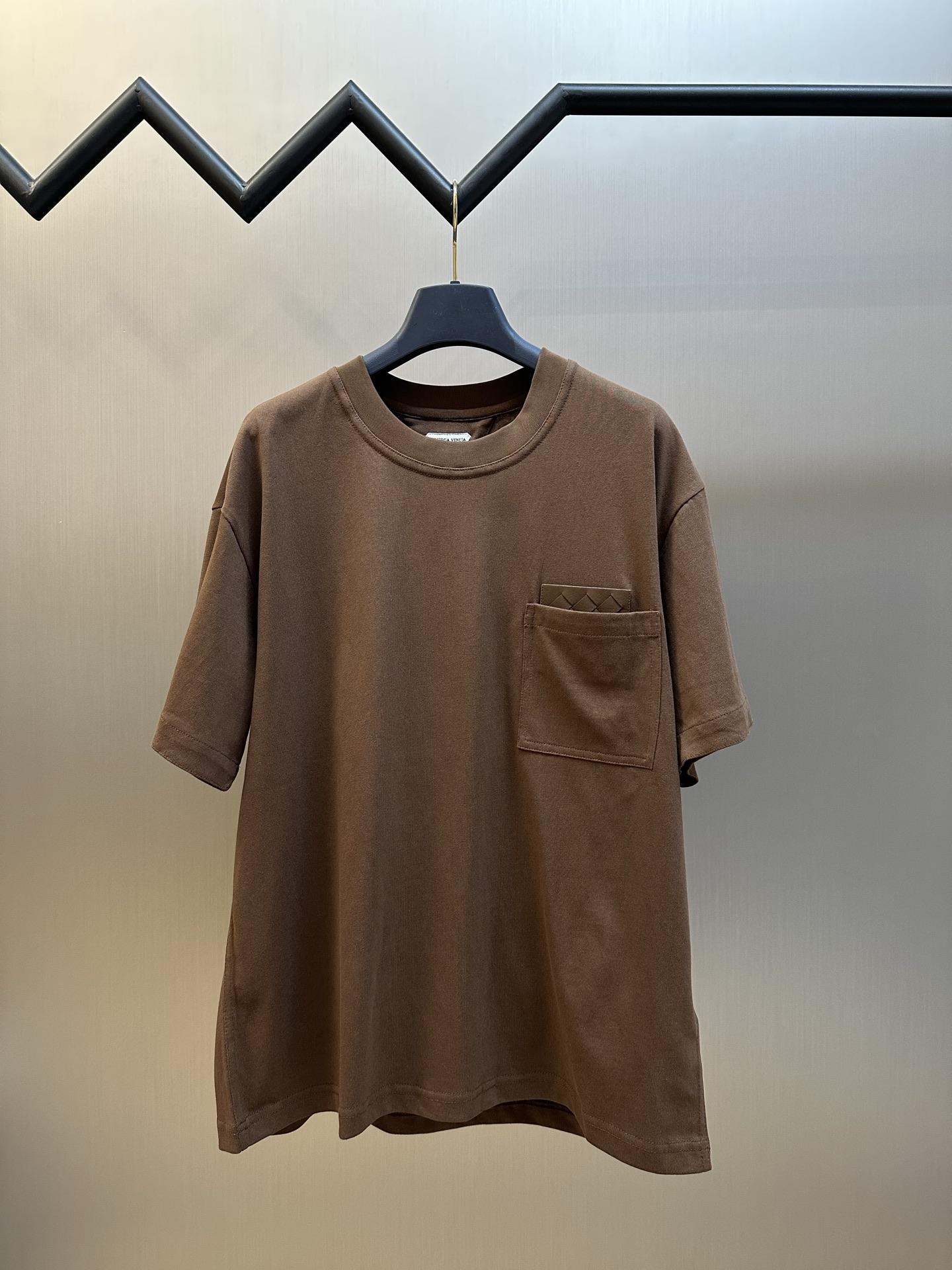 보테가 베네타(BOTTEGA VENETA) 가죽 패치 포켓 반팔 티셔츠 의류