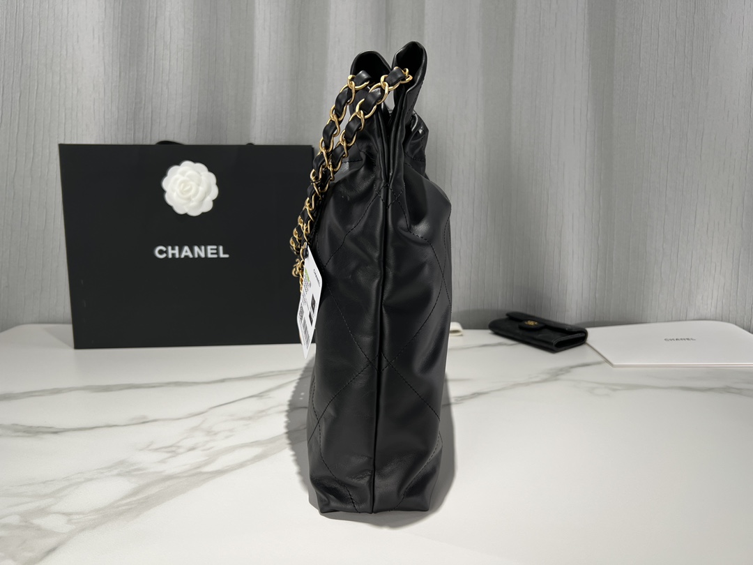 [Chanel] 샤넬 22P 22백 미디움 가방 - 블랙 화이트 로고(금장)