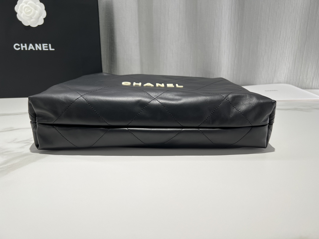 [Chanel] 샤넬 22P 22백 미디움 가방 - 블랙 화이트 로고(금장)
