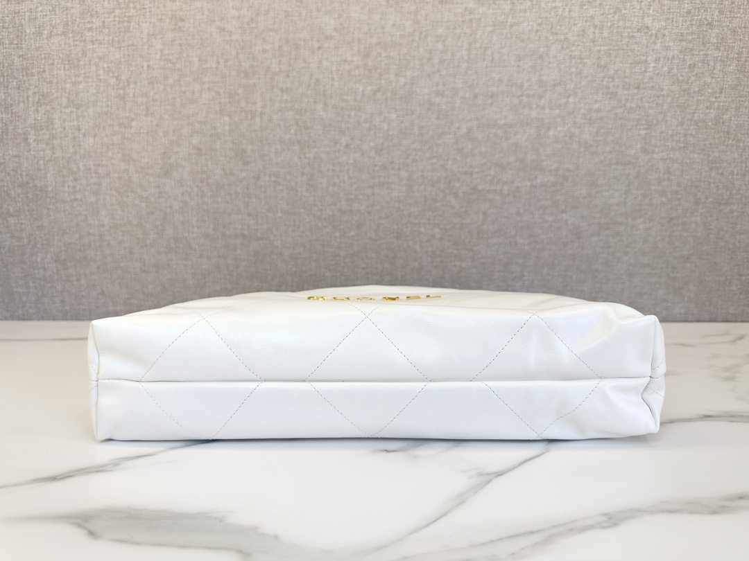 [Chanel] 샤넬 22P 22백 미디움 가방 - 화이트 금장