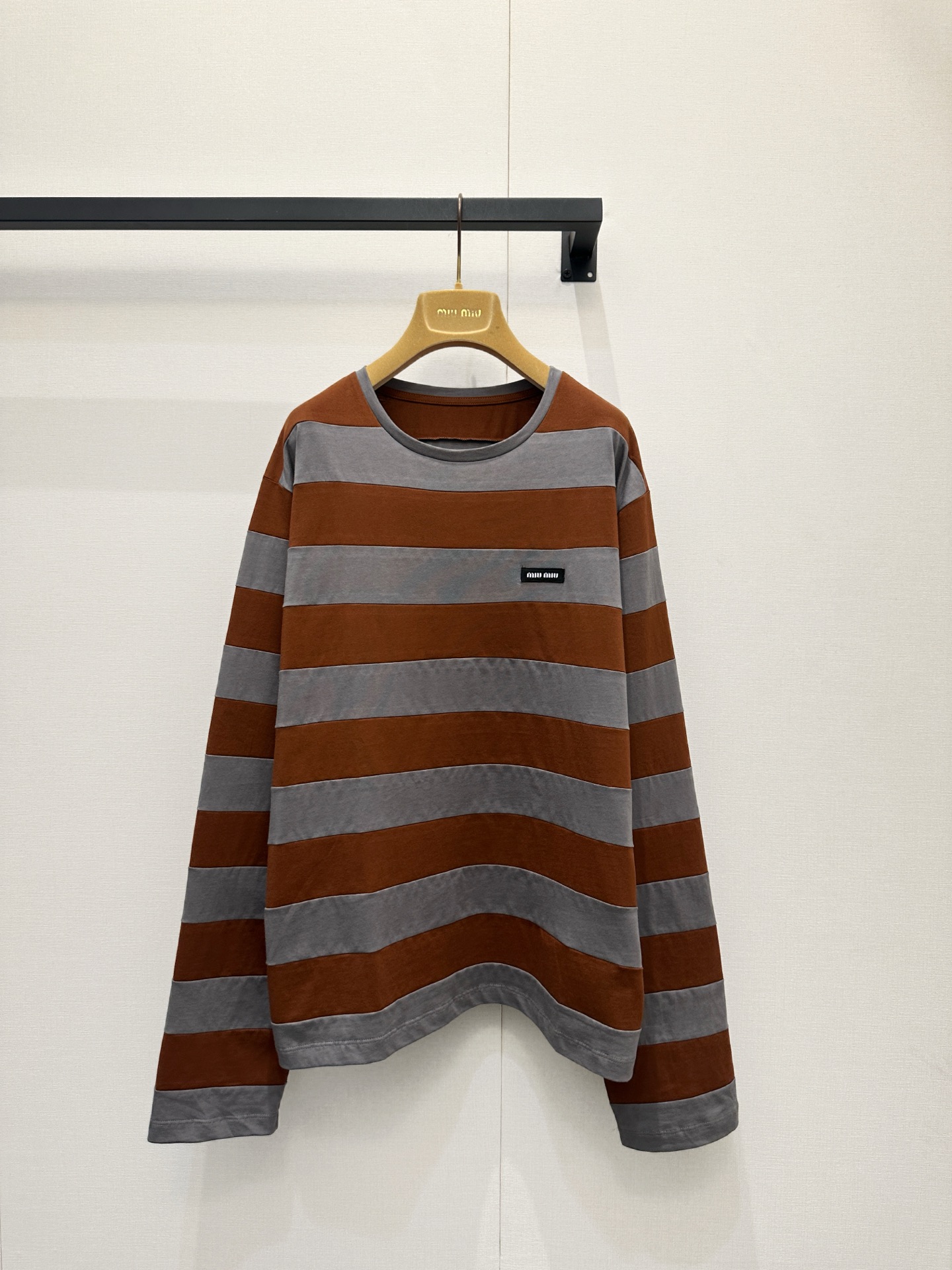미우미우(MIU MIU) 브라운·그레이 스트라이프 루즈핏 티셔츠 의류