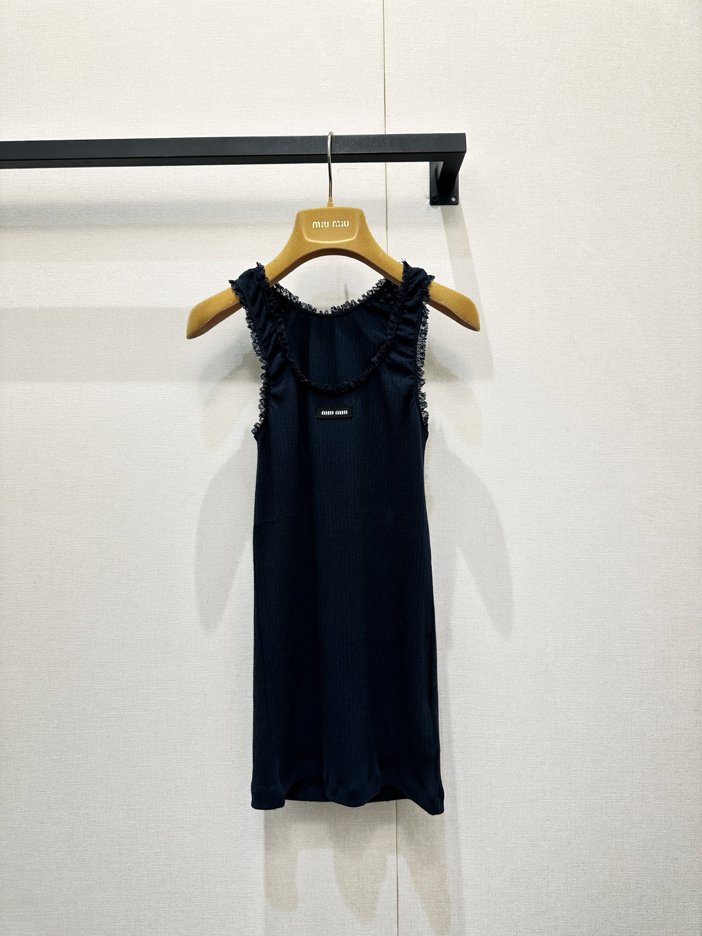 미우미우(MIU MIU) 네이비 레이스 트림 슬리브리스 니트 탑 의류