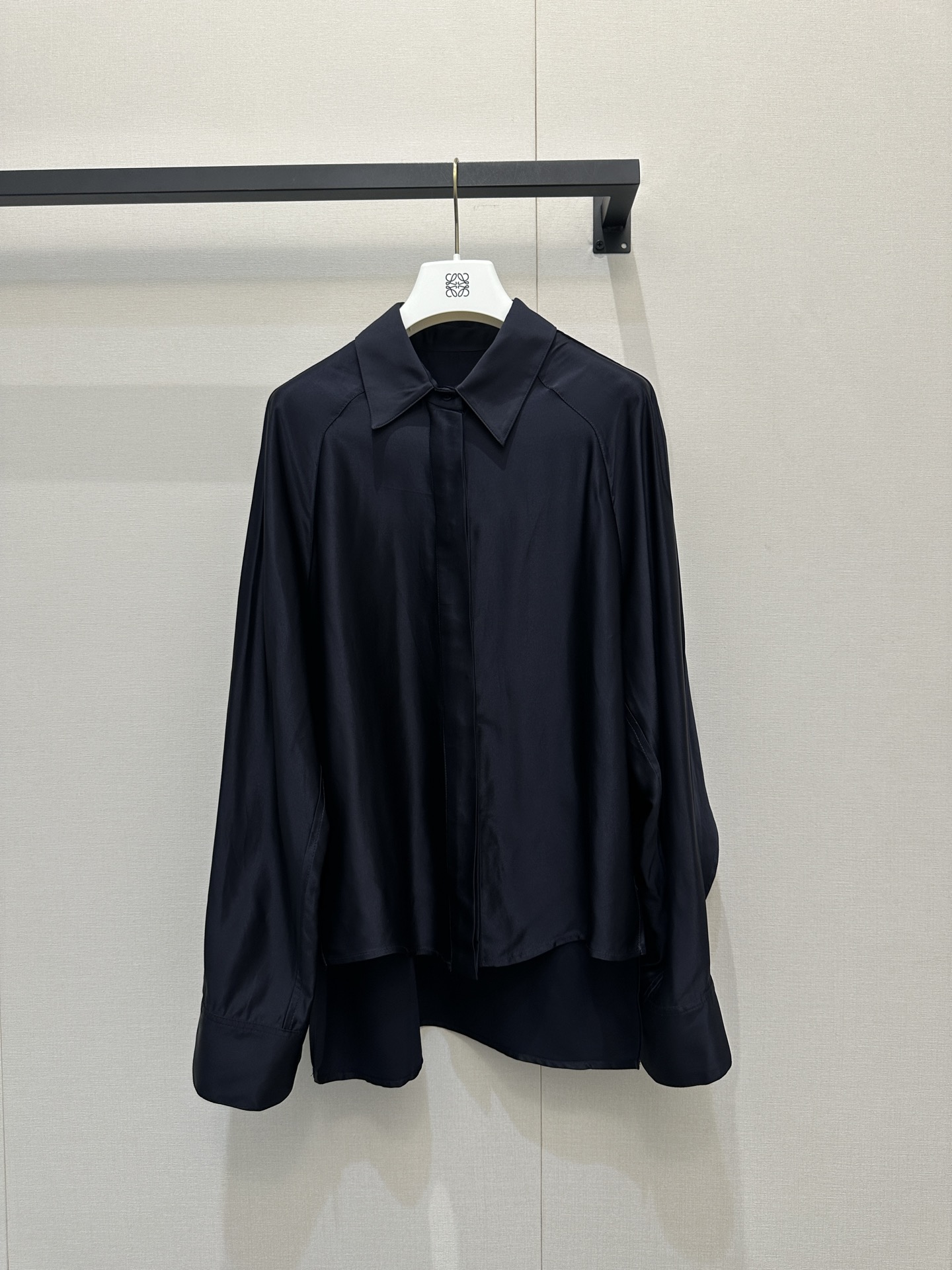 로에베(LOEWE) 블랙 언발 새틴 셔츠 의류