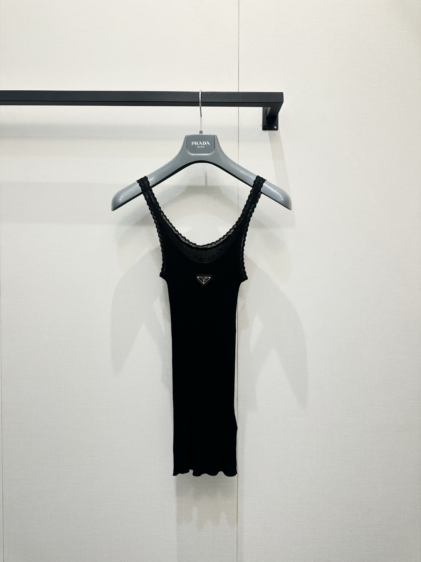 프라다(PRADA) 레이스 트림 삼각 로고 슬리브리스 탑 의류