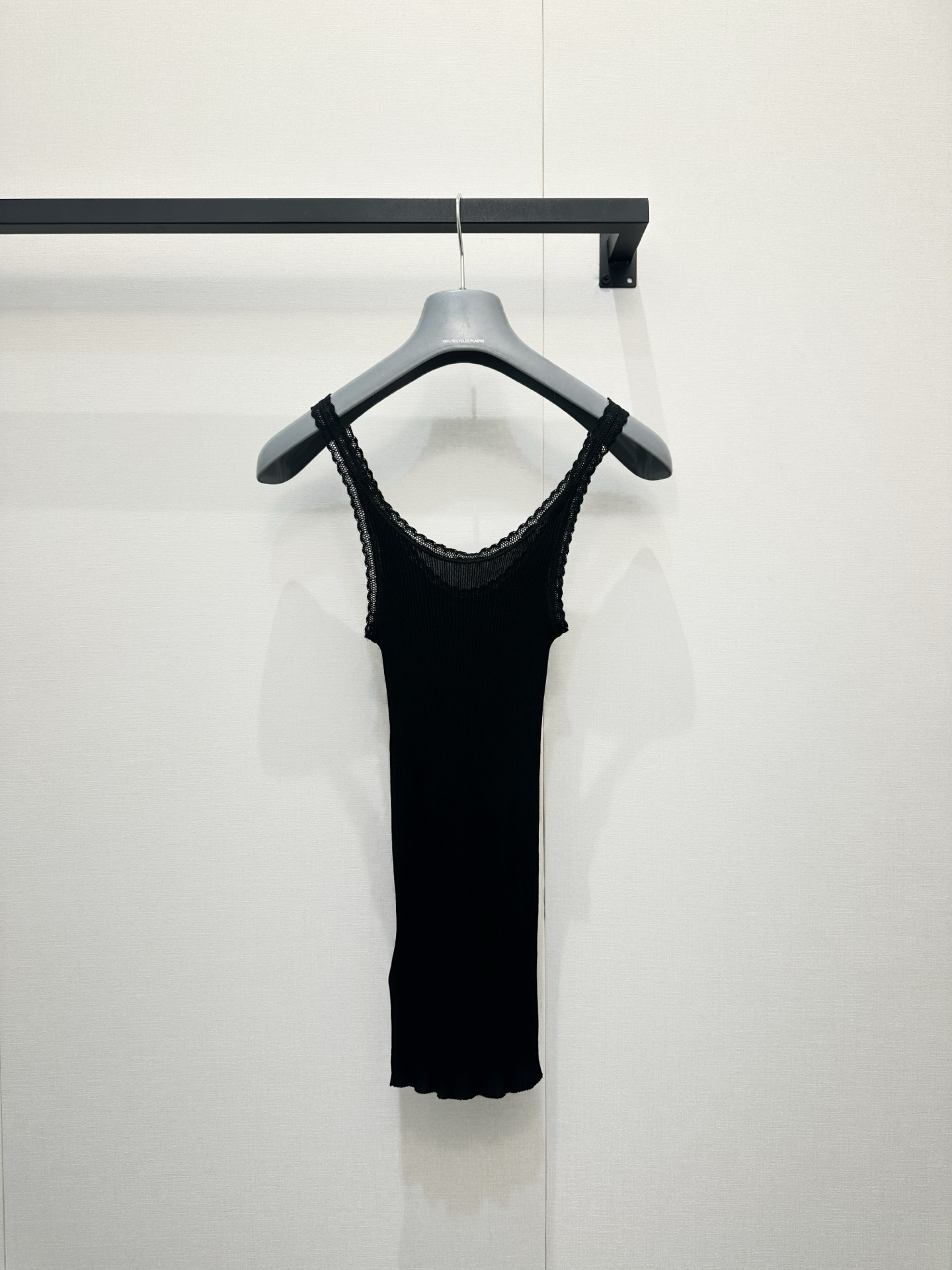 프라다(PRADA) 레이스 트림 삼각 로고 슬리브리스 탑 의류