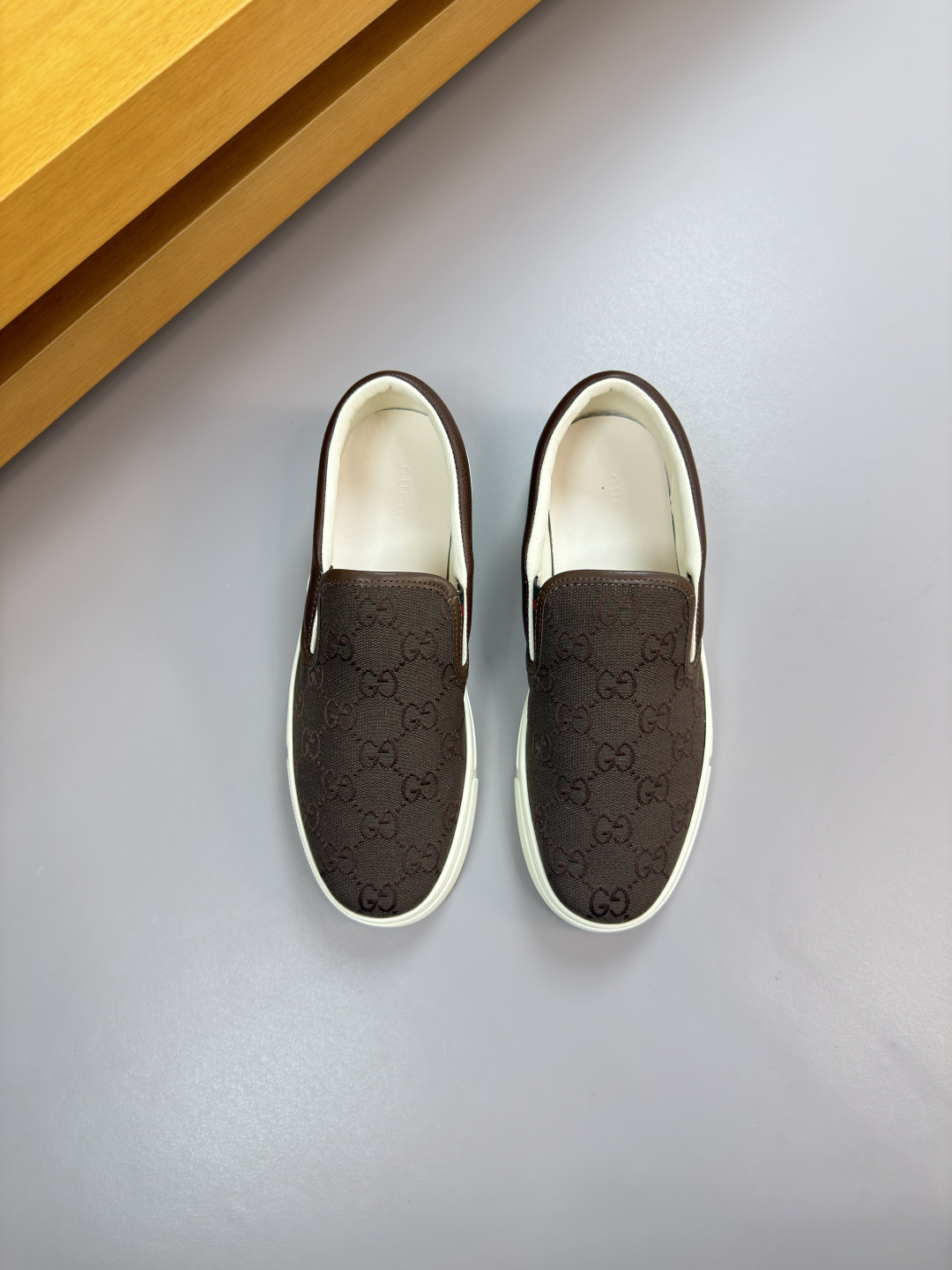 [Gucci] 구찌 프리미엄 리치 카프스킨 스니커즈 슬립온 신발