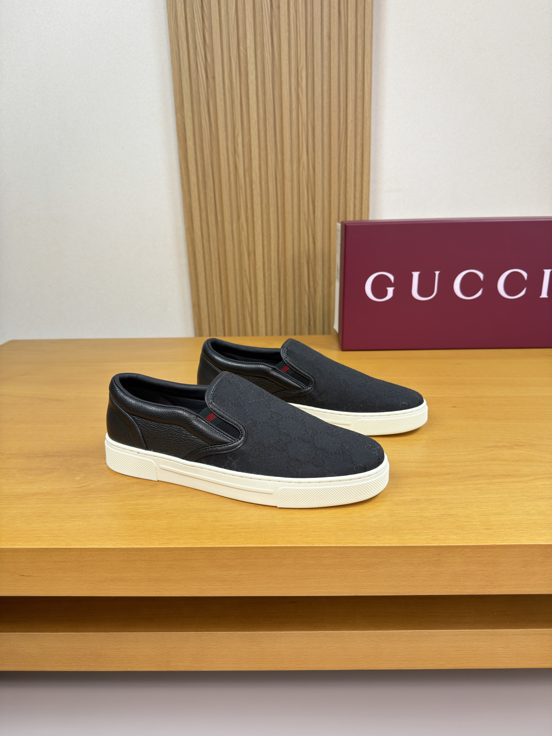 [Gucci] 구찌 프리미엄 리치 카프스킨 스니커즈 슬립온 신발