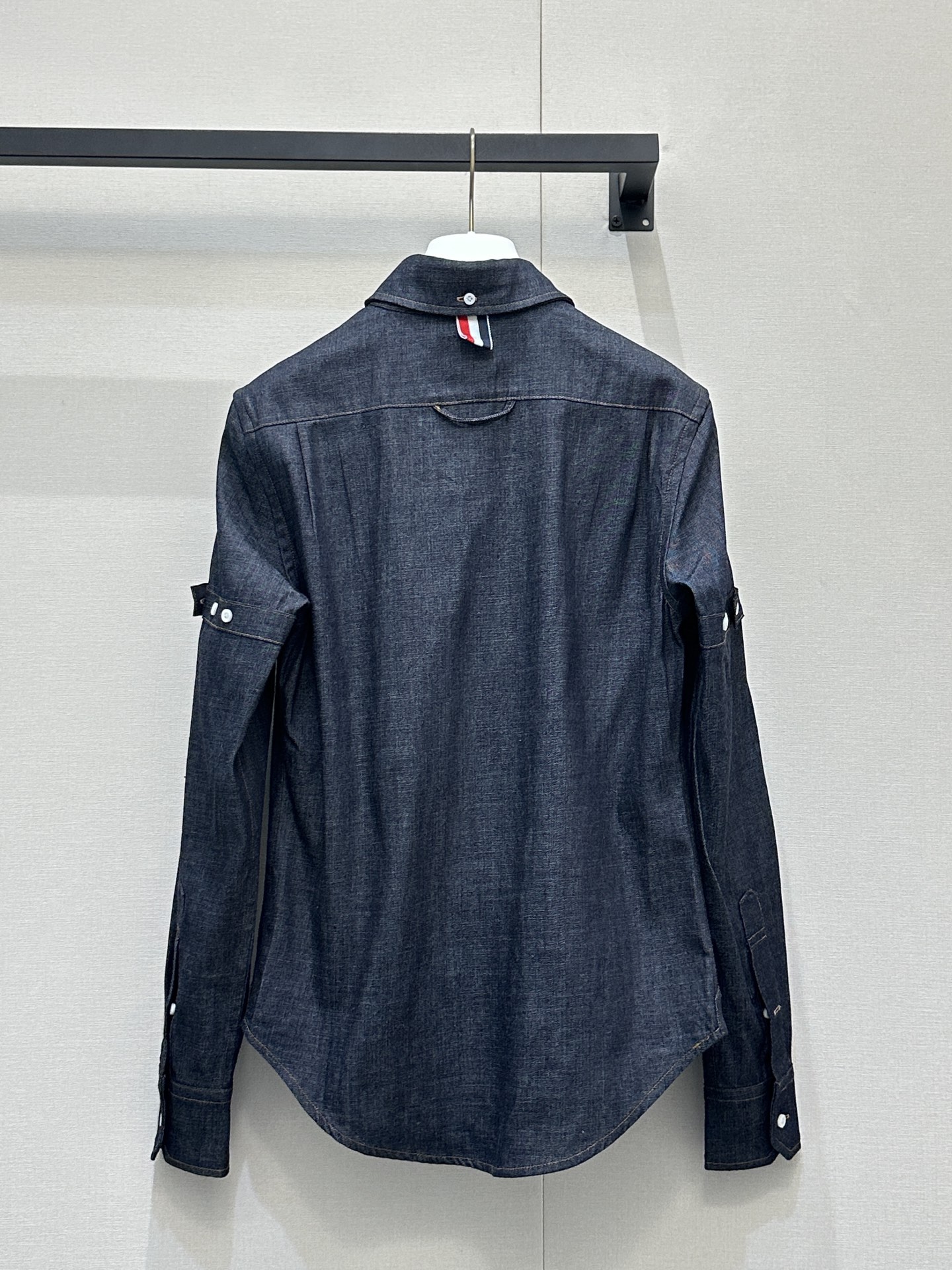 톰브라운(THOM BROWNE) 슬리브 버튼 밴드 데님 셔츠 의류