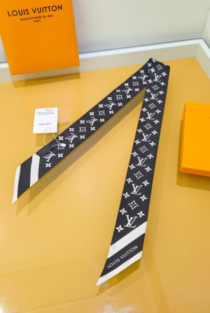 루이비통(LV) 트윌리 실크 스카프 목도리 스카프