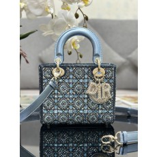 [Dior] 레이디 디올 미디엄 자수 & 크리스탈 사틴 백 토트백 가방