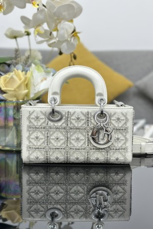 [Dior] 레이디 디-조이(D-Joy) 스몰 화이트 실버 비즈 백 토트백 가방