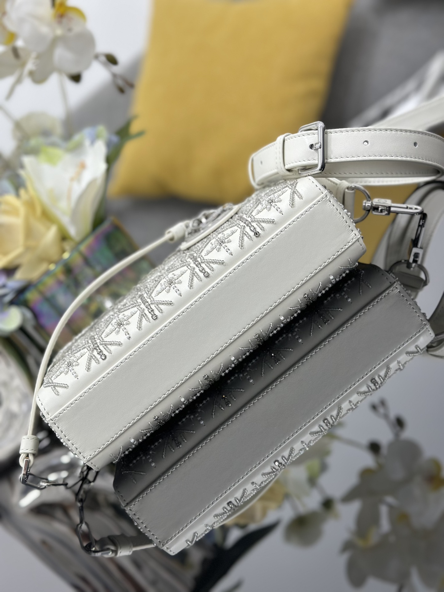 [Dior] 레이디 디-조이(D-Joy) 스몰 화이트 실버 비즈 백 토트백 가방