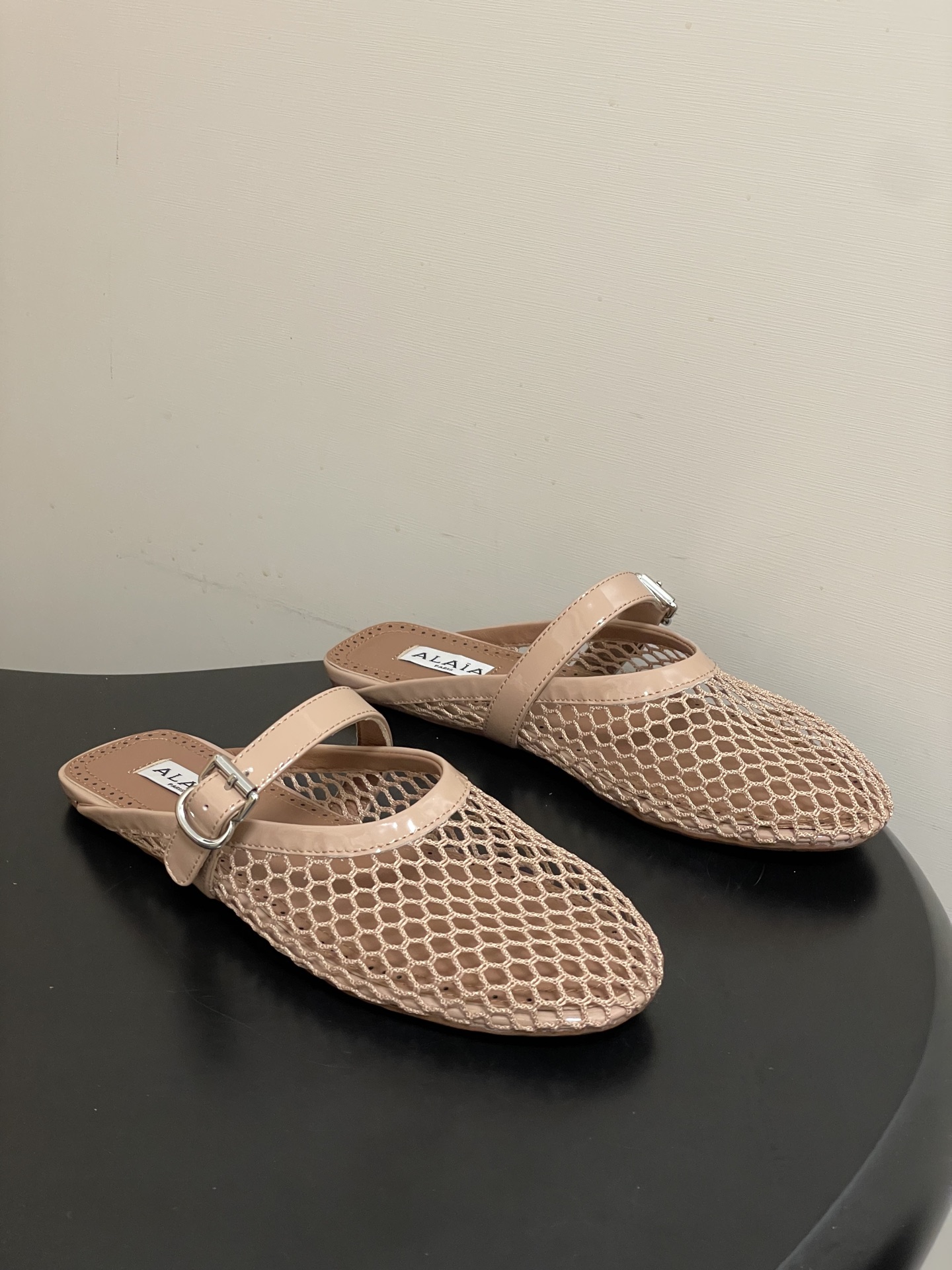알라이아(ALAIA) 크리스탈 메쉬 발레리나 뮬 신발