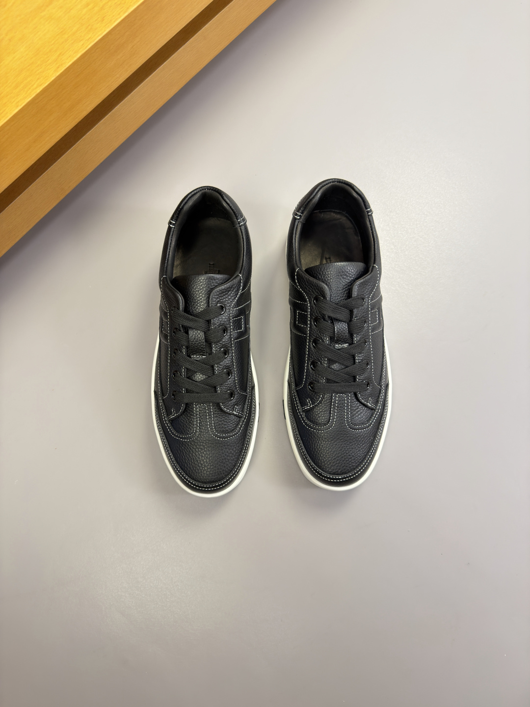 [Hermes] 에르메스 프리미엄 스웨이드 카프스킨 'H' 로고 스니커즈 신발