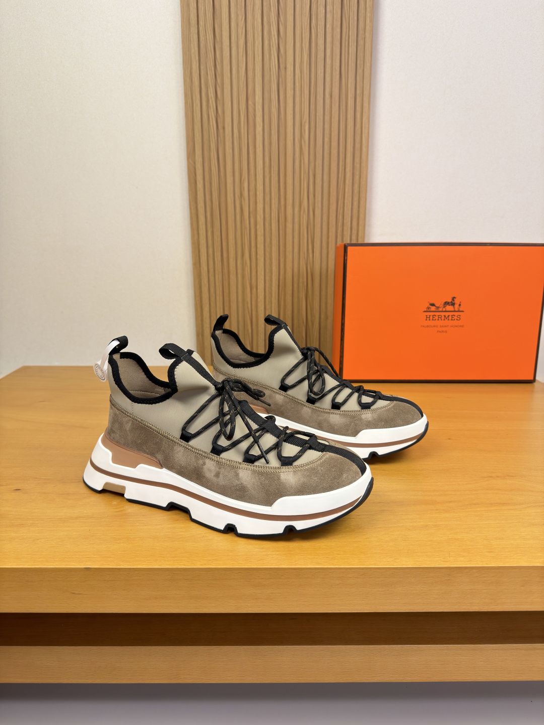 [Hermes] 에르메스 프리미엄 나파 레더 & 스트레치 패브릭 스니커즈 신발